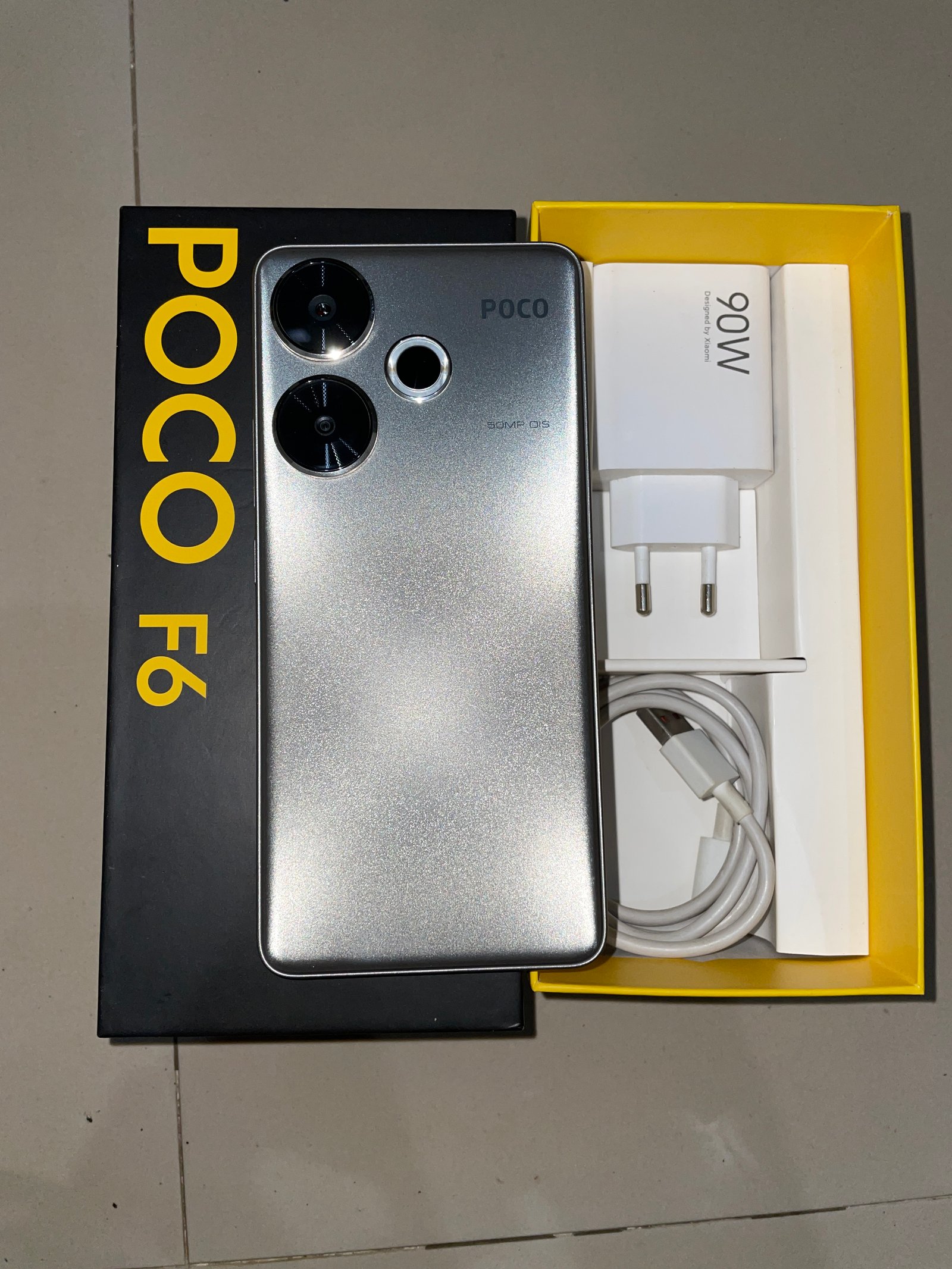 1 Buah HP Poco F6 + Dus